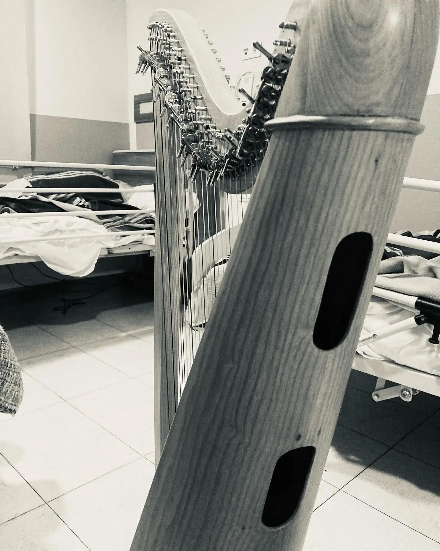 Arpa preparada para una sesión de música en una habitación de hospital