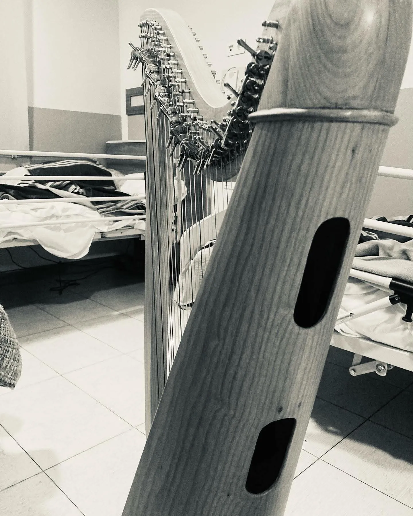 Arpa preparada para una sesión de música en una habitación de hospital