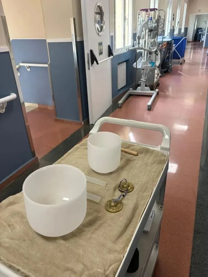 Cuencos de cuarzo y crótalos sobre un carro en el pasillo de una planta de hospital