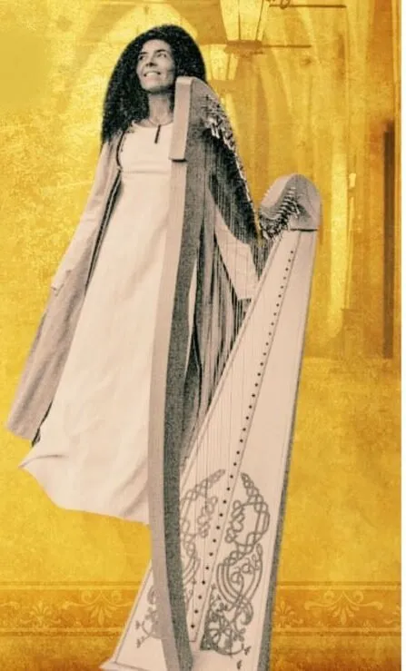 Arpista con vestido medieval junto a un arpa celta