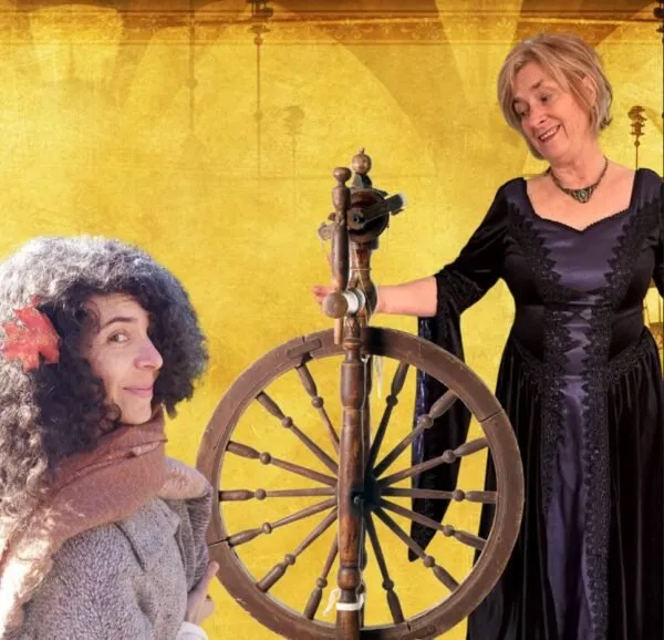 Las dos creadoras de Las Hilanderas junto a una rueca de hilar